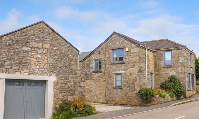 St Just House | NANCHERROW STUDIO, pet friendly, with hot tub in St Just