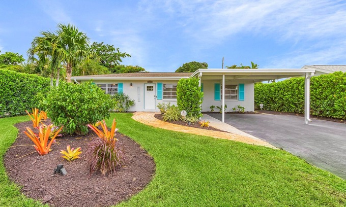 Central Naples House | Naples Oasis | SwimSpa, Tiki Bar, Games & Fire Pit