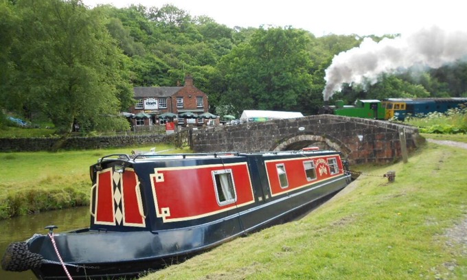 Middlewich Boat Rental | Narrowboat - Sleeps 6 - Columbina
