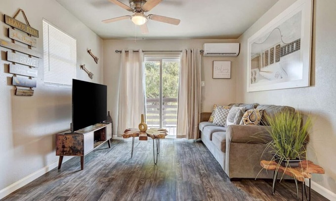 Round Rock Apartment | Nash A · Downtown Round Rock Group Getaway