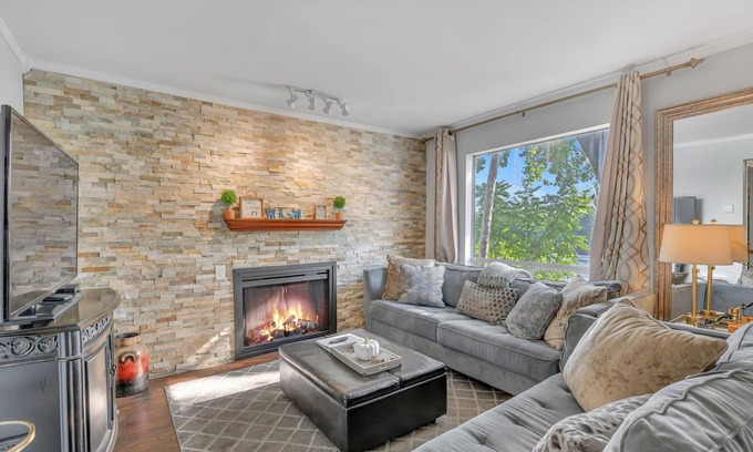 North Capitol Condo | 🎸Nash Jam Condo, 2bd/2 FULL bth, Sleep 6, Walk To Downtown, River View, Pool. n