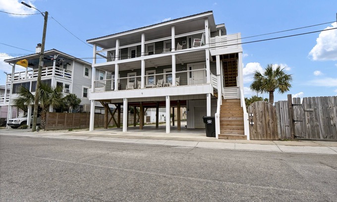 South End House | Nathans Cottage Lower - Bottom floor duplex next to Oceanic Pier