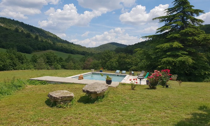 Montjustin Apartment | Nature gîte located in the Lubéron nature reserve.