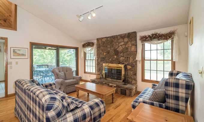 Bonne Terre House | NATURE RETREAT `100 Acres Private Property`