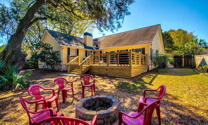 Mount Pleasant House | Nature Retreat just minutes to Downtown Charleston & the Beach!