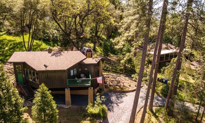 Yosemite Forks House | Nature's Embrace