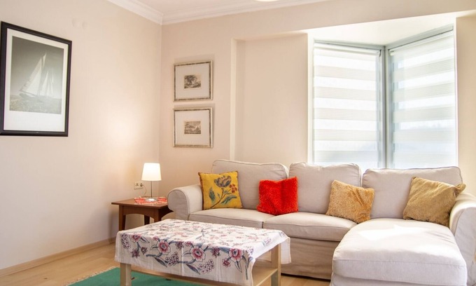 Bayraklı Apartment | Nature View Flat w Balcony 9 min to Bayrakli Coast