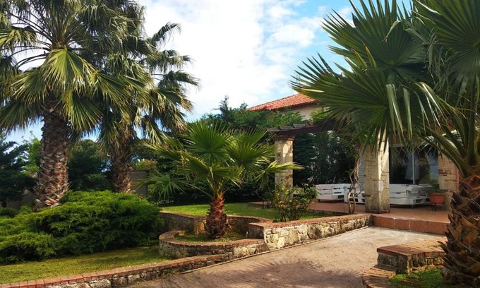 Flogita House | Naturstein-Mediterranhaus mit Gartenblick
