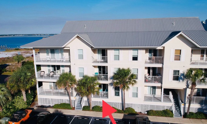 Navarre Beach Condo | NAVARRE BEACH Condo! FIRST FLOOR Clean, cozy & beachy! Sleeps 4, full Kitchen