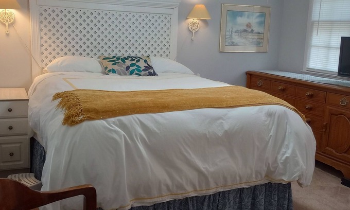 High Point House | NC Lake Retreat near HPU & downtown High Point - sleeps 13