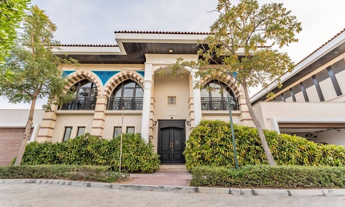Palm Jumeirah Villa | Near Beach 5BR + Asst Room Villa with Private Pool and Balcony, Jumeirah Villa