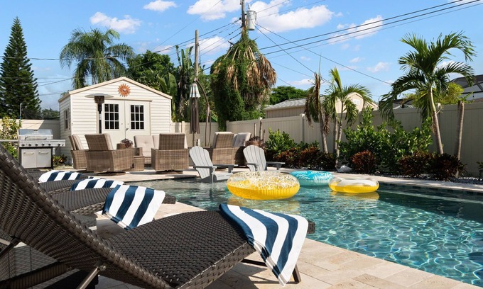 Kenneth City House | Near Beaches! Heated Pool, Hot tub at the Poolside Palm Hideaway!