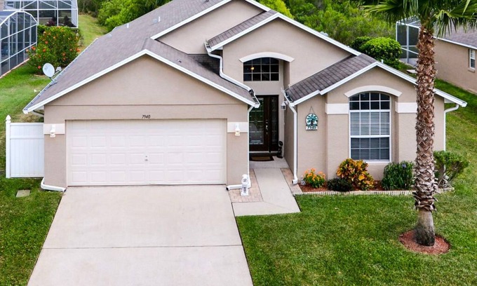 West Kissimmee Villa | Near Disney Parks 10 min. Themed rooms, game room, Private Pool with Screen deck