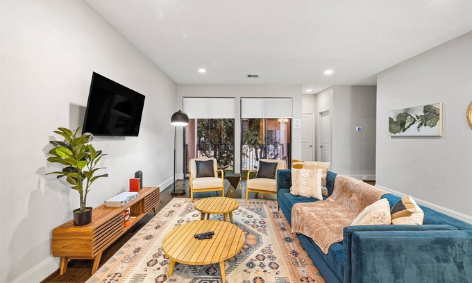 East Downtown Houston House | Near Downtown + Midtown | Pets | WiFi TVs | Games