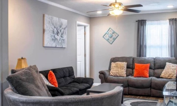 Columbus House | Near Downtown & Moore - The Graduation Getaway