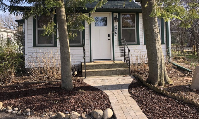 Delavan Lake House | Near lakefront 2 bed cozy cottage Pet friendly Quiet family respite modern clean