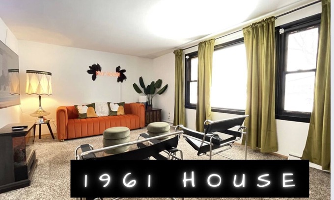 Green Bay House | Near Lambeau Fully Fenced Yard Speakeasy Sunroom Cotton Candy Machine