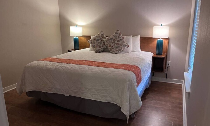 Kerrville Cabin | Near River Deluxe King Suite Cabin w/Carport #4