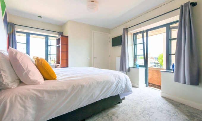 Centrum Apartment | Near Safaripark Beekse Bergen apartment, featuring a private kitchen, bathroom.