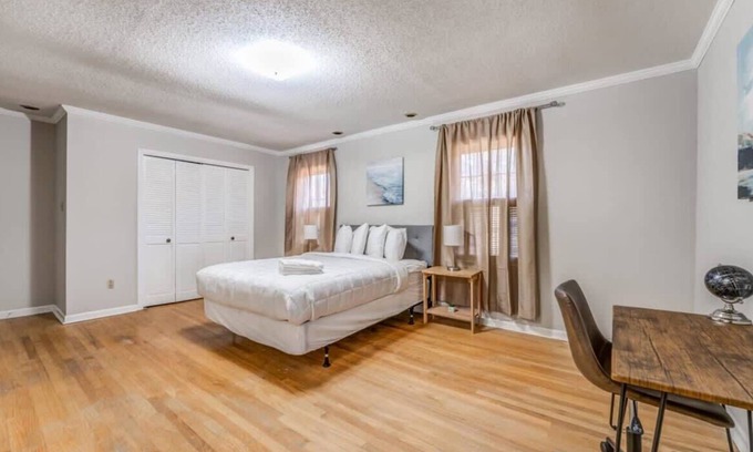 Whitehaven House | Near the Airport and Graceland! Holmesdale Hideout