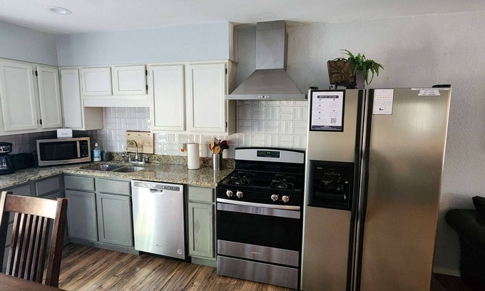 East Terrell Hills House | Near Zoo, Alamo, & Downtown! Tranquil and Tropical