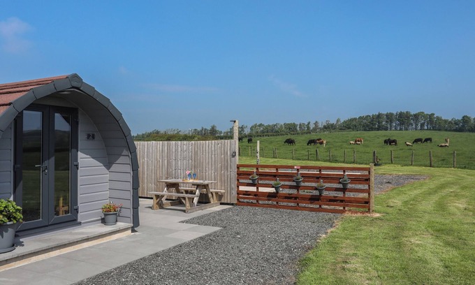 Rhosgoch Cottage | NEBO POD, with hot tub in Amlwch