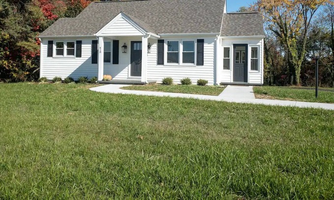 Callands-Gretna House | Nellie's Nest- A newly remodeled quaint home!