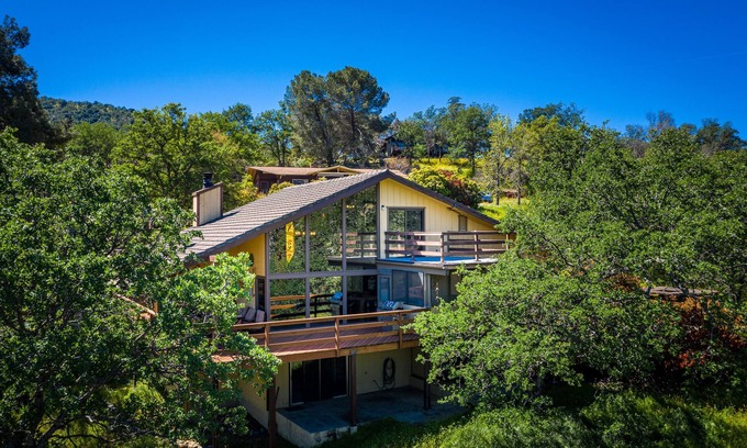 Three Rivers House | Nested near the Sequoia National Park, the Mountain Top home offers great views