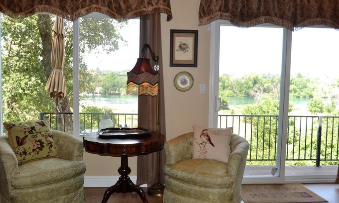 Downtown Cabin | Nesting Cottage at Redding's Riverside Retreat Overlooking Sacramento River