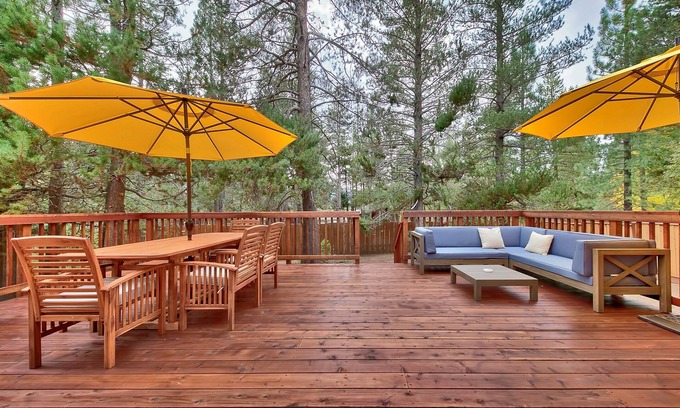 Country Club Estates Cabin | Nestled Among the Tall Pine, 3 bedrooms, hot tub, come play in the mountains.