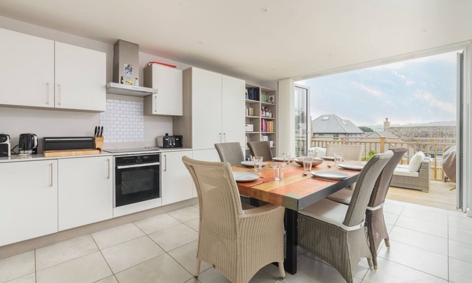 Port Erin Apartment | Nestled in a peaceful location, just 100 yards from the promenade, Bradda Place is an exclusive mode
