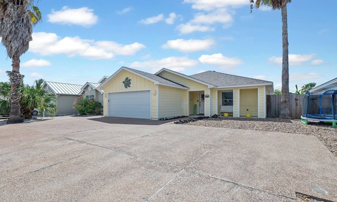 Port Aransas House | Nestled in downtown Port Aransas and just minutes from the beach