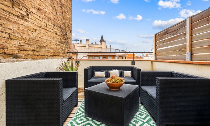 Hostafrancs Apartment | Nestled in the vibrant heart of Barcelona, just a stone's throw away from Plaza Espanya