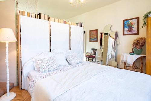 Gellert Hill Apartment | Nestled Romance, Buda's Hilltop Heaven