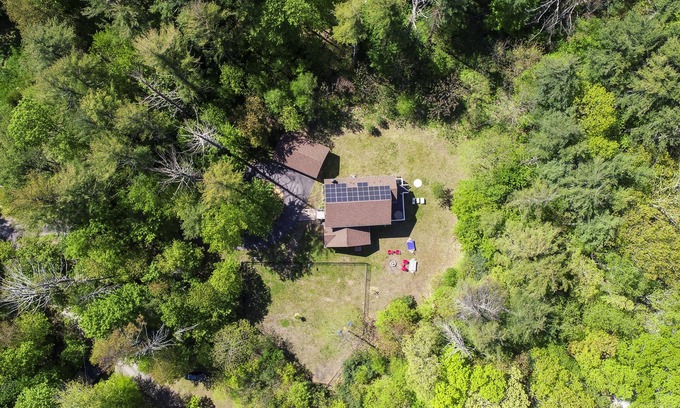 Saugerties House | *Net Zero emissions house - hot tub, firepit, dog park, near Hunter MT