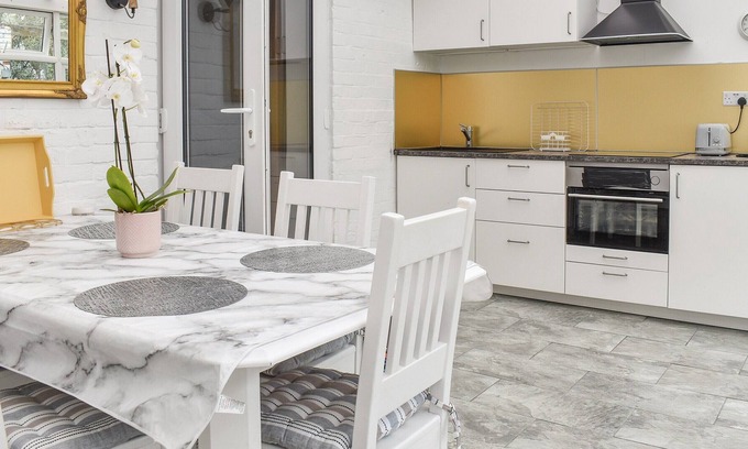 Lower Swanwick Cottage | Nether Oslands is just steps away from the River Hamble making it a perfect spot for kayaks, paddleb