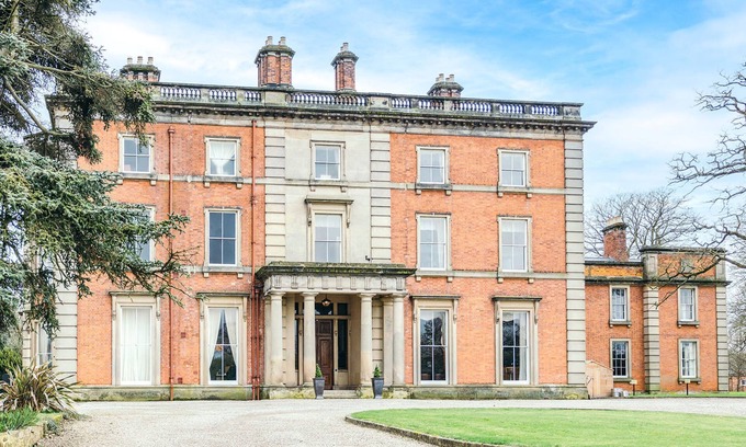 Eaton Mascott House | Netley Hall - Angelica by Interhome