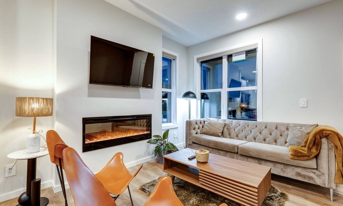 Calgary House | Neutral Living/6beds/4Bedroom+Bonus Room/Free Parking on Premises