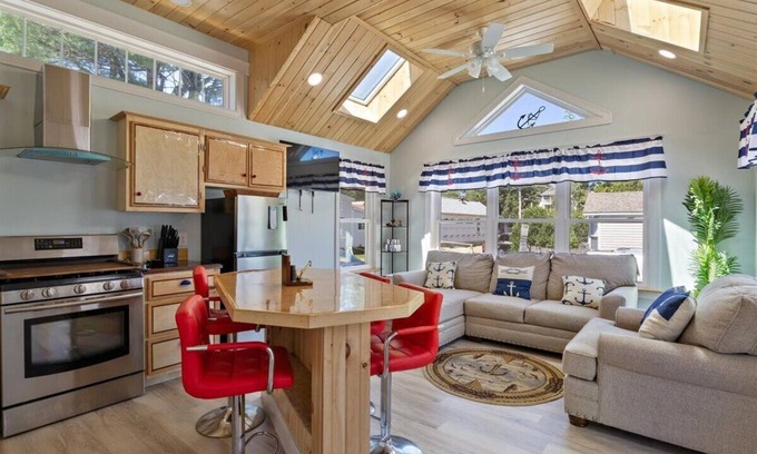 Old Orchard Beach Cabin | New 2-bedroom cabin with WiFi, AC in delightful Old Orchard Beach
