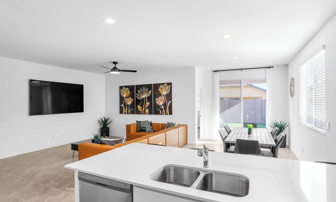 Goodyear House | NEW 2024 HOME 3BR/2BA, 2 CAR GARAGE, LEVEL 2 EV CHARGER, 86" TV, AND KING BED