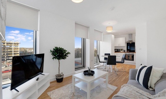 Salford Apartment | New! 2BR in Media City Free WIFI