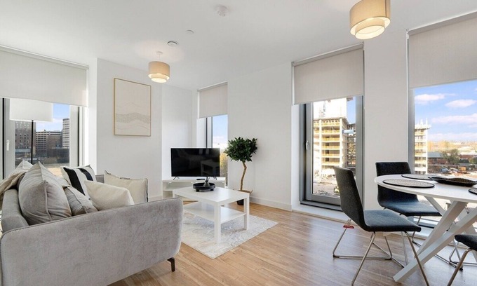 Salford Apartment | New! 2BR in Media City