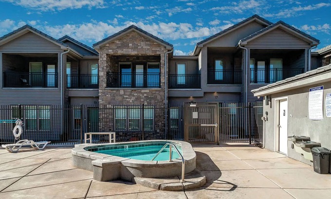 Ivins House | New 3-bedroom townhome with Pool in enchanting Ivins