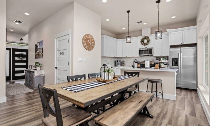 Gruene House | New 3 BR/3 BA Luxury Townhome Sleeps 6