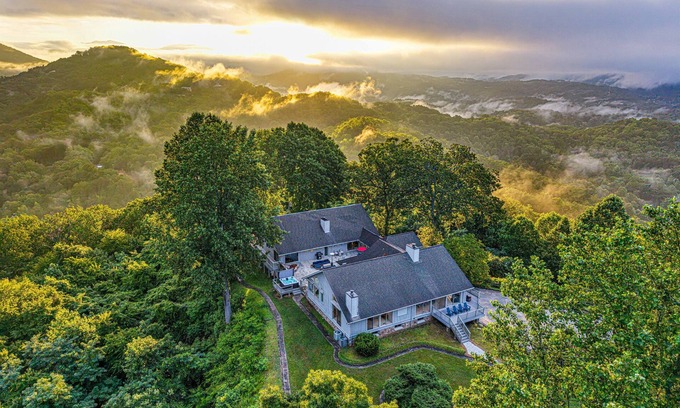 Bryson City Villa | *New 360° Views | Movie Theater | Hot Tub | Luxury