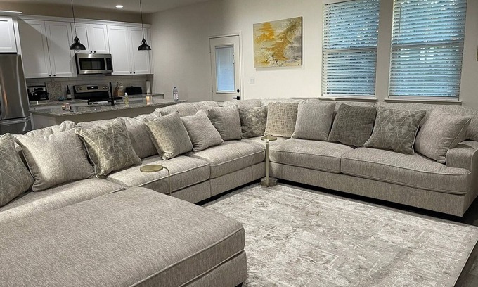 Granbury House | New 3BR by Hospital & Lake Granbury w/Starlink internet,local pool,4-80in TVs