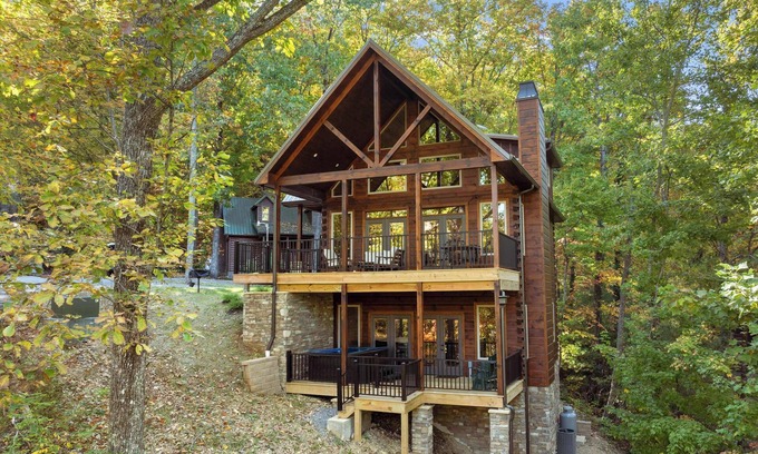 Wears Valley Cabin | *NEW* 3BR Cabin Sleeps 8 Hot Tub BBQ & Game Room!