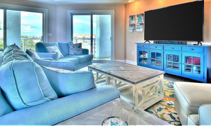 Clearwater Beach Condo | New 3rd-floor bayfront condo w/wrap-around balcony, on-site pool, hot tub, AC