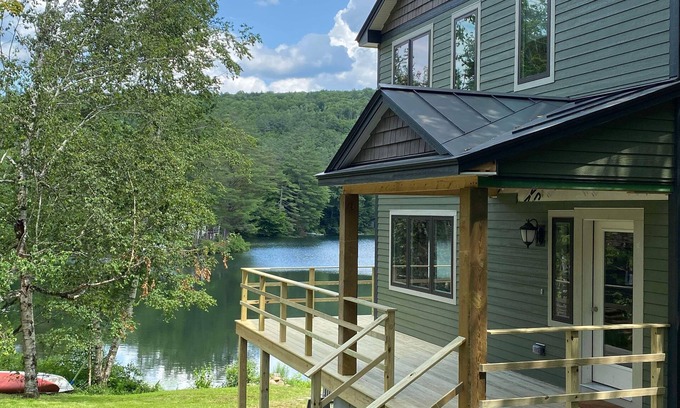 Ludlow House | New 4 Bedroom Lakefront House on Lake Pauline sleeps 8 -10 people