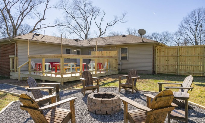 Nashville House | NEW 4BR/2.5BA Fenced 1+acres, 8 miles from Downtown! Game Garage and HUGE Deck!